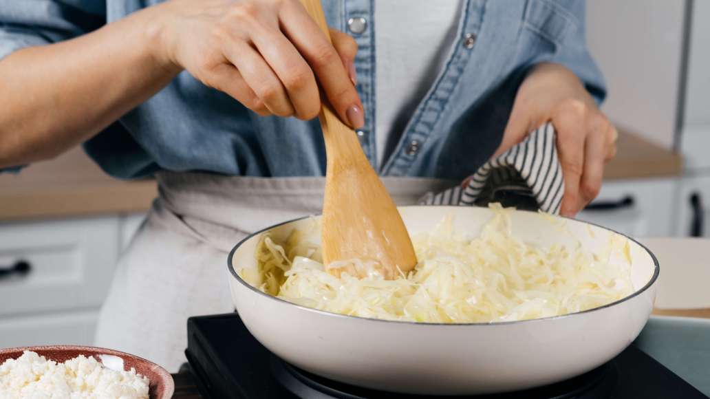 Шаг 1 - Закусочная творожная запеканка с капустой и зеленым луком