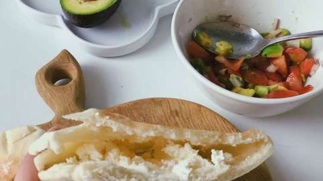 Шаг 5 - Пита с авокадо, творожным сыром и томатами