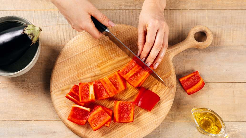 Шаг 3 - Сочный шашлык из куриных бедер с болгарским перцем и баклажанами