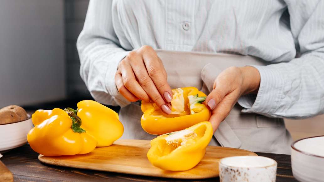 Шаг 1 - Сытный фаршированный перец с картофелем, курицей и сыром в духовке