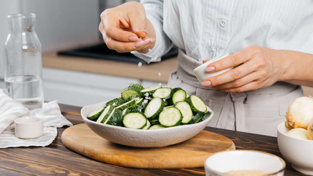 Шаг 1 - Маринованные огурцы колечками для салатов и закусок