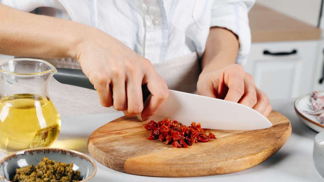 Шаг 1 - Кальмары, фаршированные крем-сыром и пряным соусом песто