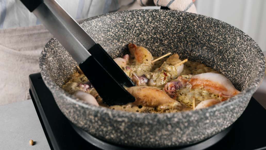 Шаг 4 - Кальмары, фаршированные крем-сыром и пряным соусом песто