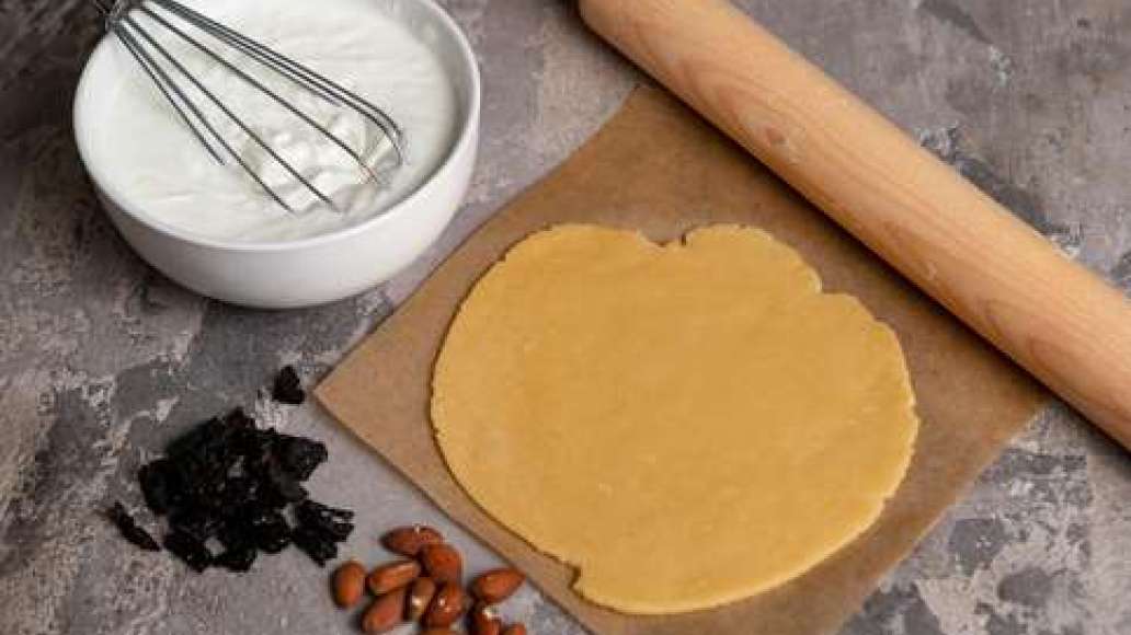 Шаг 2 - Медовик с миндалем и черносливом