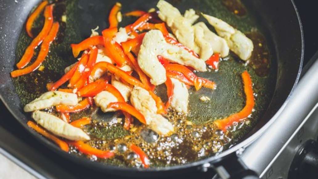 Шаг 3 - Курица терияки на сковороде с кунжутом и болгарским перцем