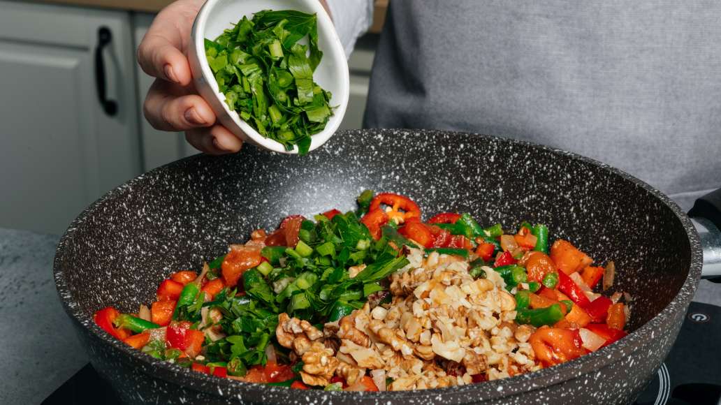Шаг 6 - Лобио из зелёной стручковой фасоли с чесноком и грецкими орехами