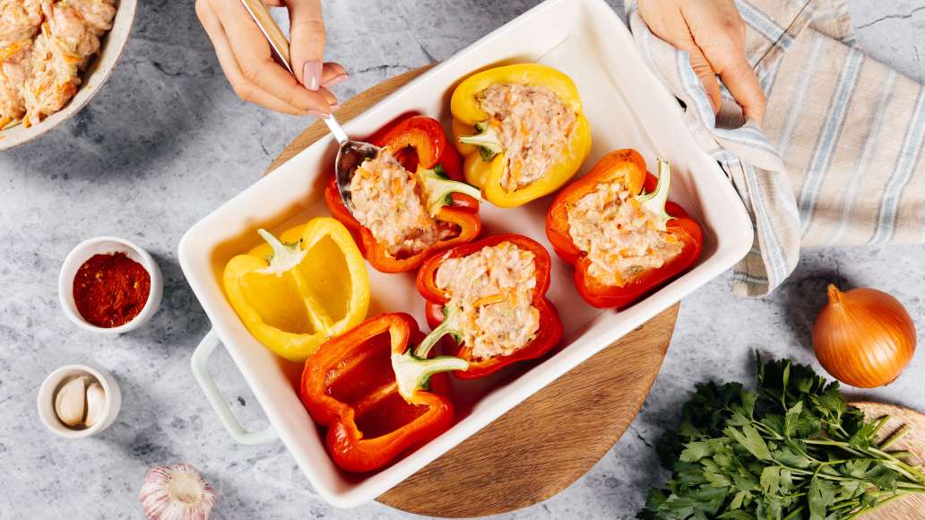 Шаг 5 - Фаршированный перец с курицей, морковью и кабачком в духовке