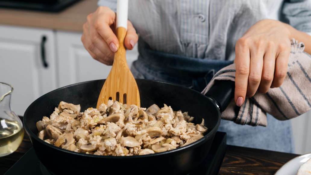 Шаг 2 - Быстрая лазанья из лаваша с начинкой из курицы и грибов