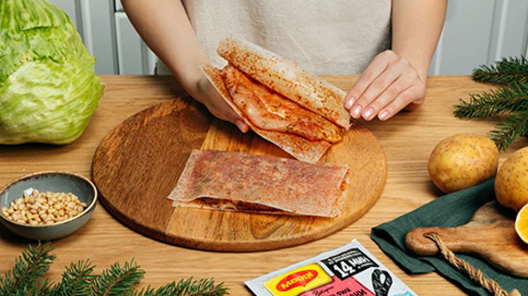 Шаг 1 - Праздничный салат с курицей, авокадо, вялеными томатами и кедровыми орешками