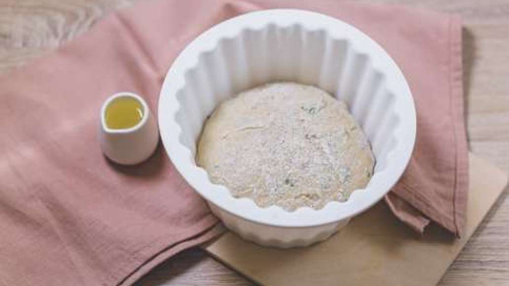 Шаг 2 - Пицца с вегетарианским сыром, яблоками и мускатным орехом на злаковом тесте