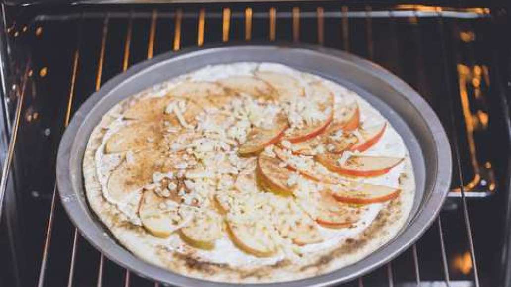 Шаг 3 - Пицца с вегетарианским сыром, яблоками и мускатным орехом на злаковом тесте