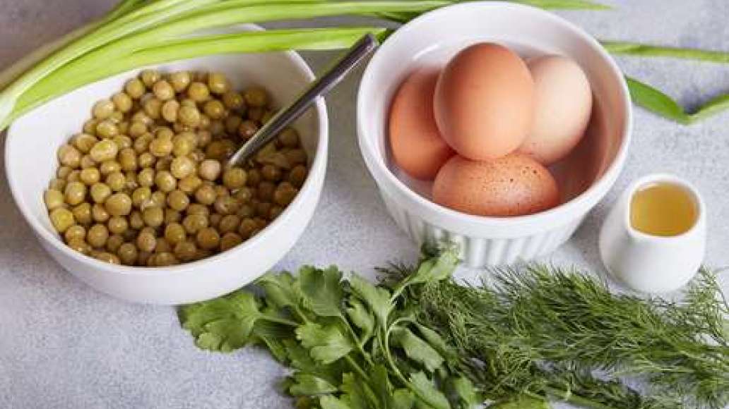Шаг 1 - Яичница с зелёным горошком и травами