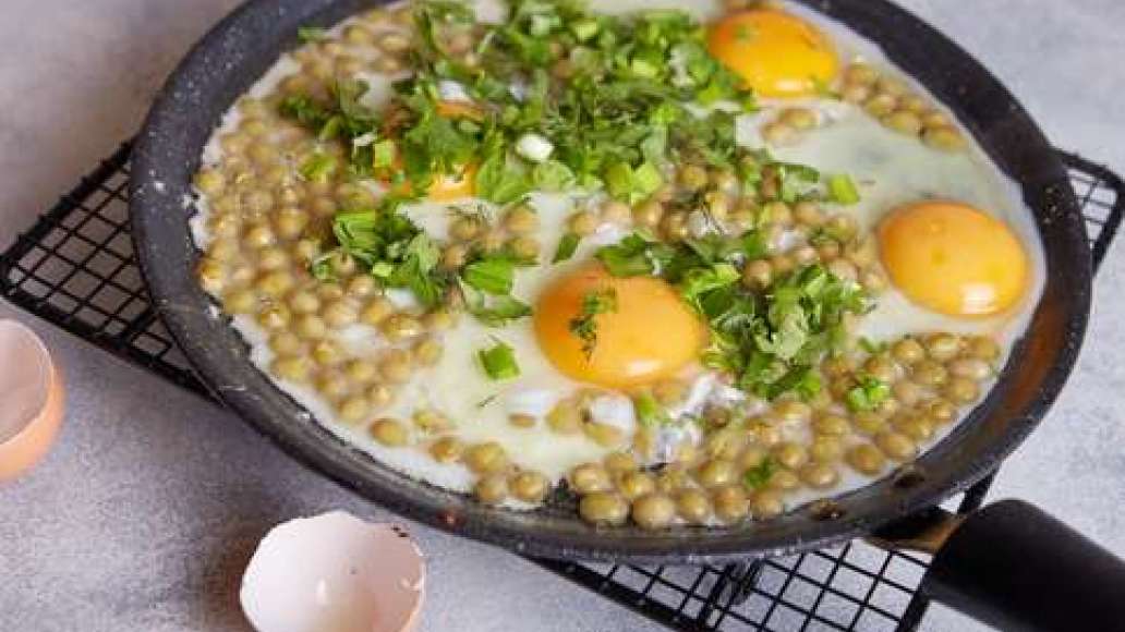 Шаг 3 - Яичница с зелёным горошком и травами
