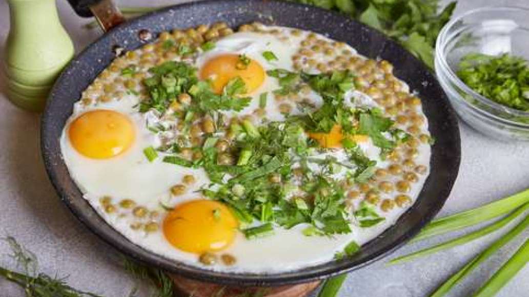 Шаг 4 - Яичница с зелёным горошком и травами