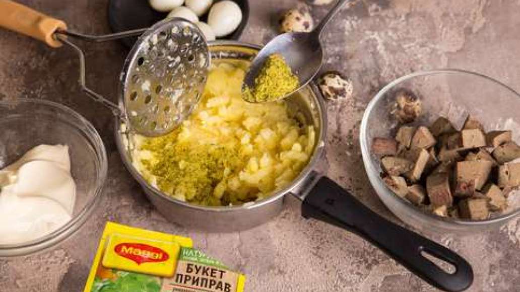 Шаг 2 - Рулет из слоёного теста с печёнкой, картофелем и сыром
