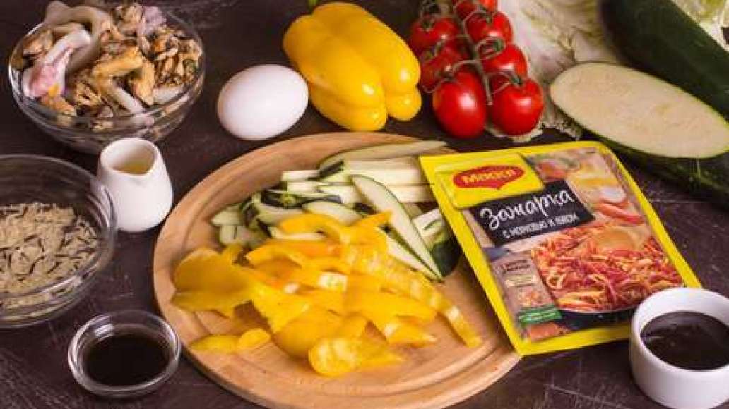 Шаг 1 - Вок с морепродуктами, белым и диким рисом и яйцом