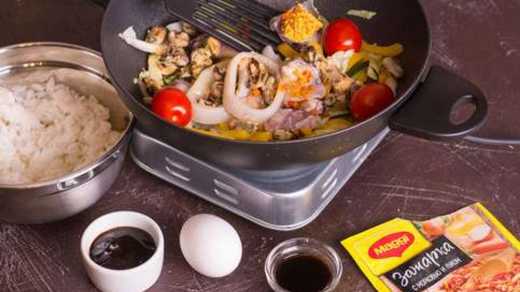 Шаг 3 - Вок с морепродуктами, белым и диким рисом и яйцом