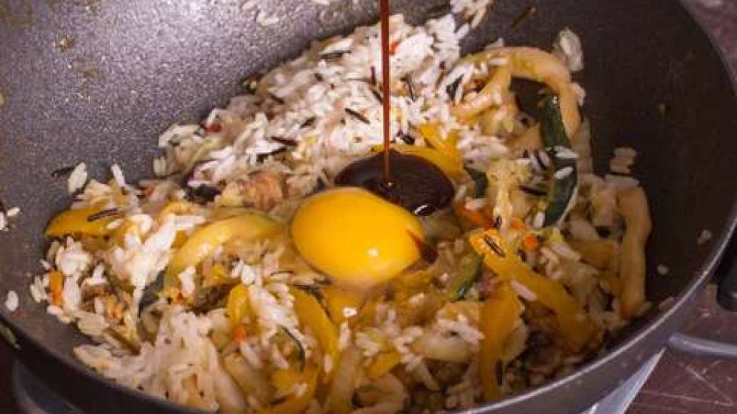 Шаг 4 - Вок с морепродуктами, белым и диким рисом и яйцом