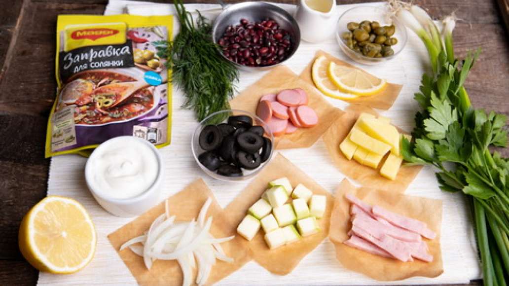 Шаг 1 - Солянка холодная с овощами и сосисками