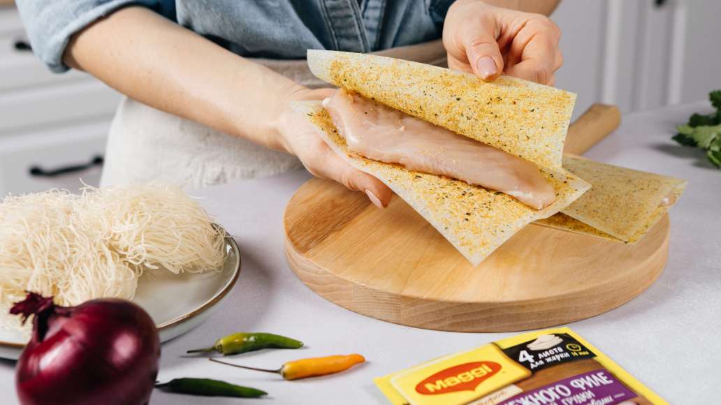 Шаг 1 - Салат в азиатском стиле с курицей и рисовой лапшой