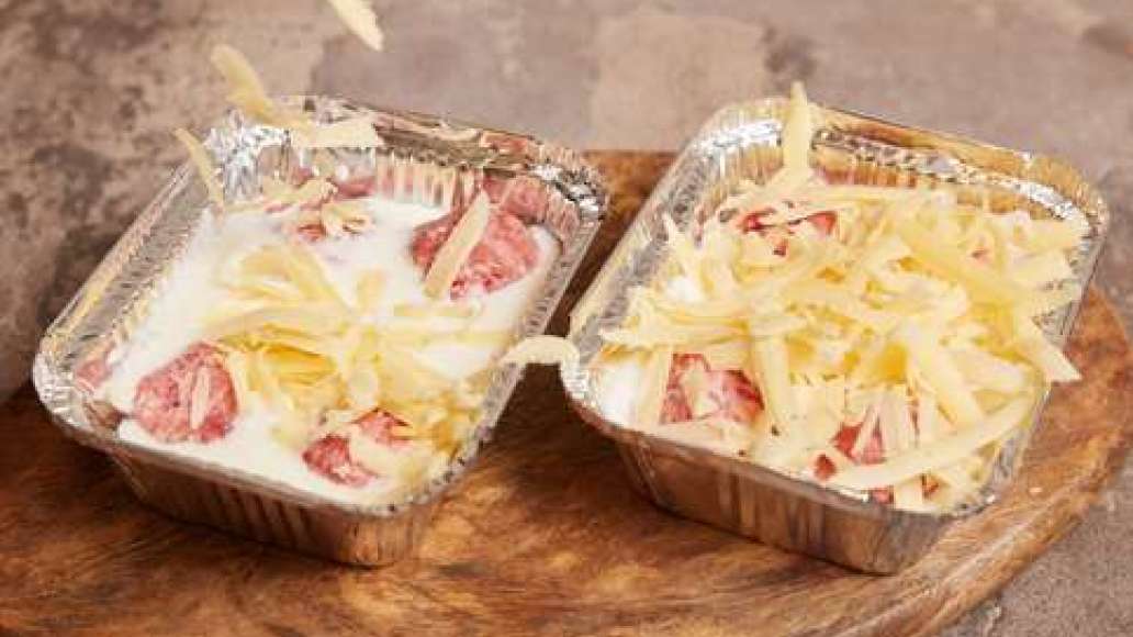 Шаг 3 - Фрикадельки, запеченные под сыром и сметаной