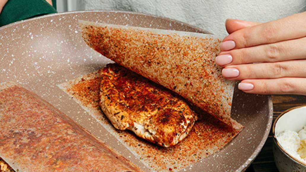 Шаг 2 - Салат с пряной курицей, мандаринами, болгарским перцем и творожным сыром в соево-горничной заправке