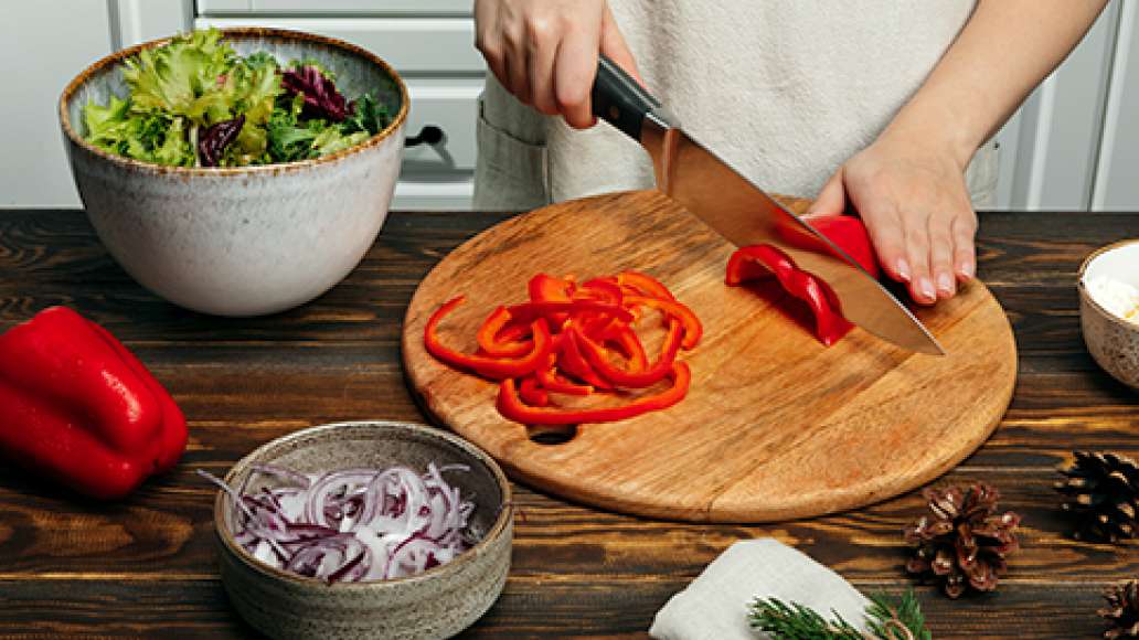 Шаг 4 - Салат с пряной курицей, мандаринами, болгарским перцем и творожным сыром в соево-горничной заправке
