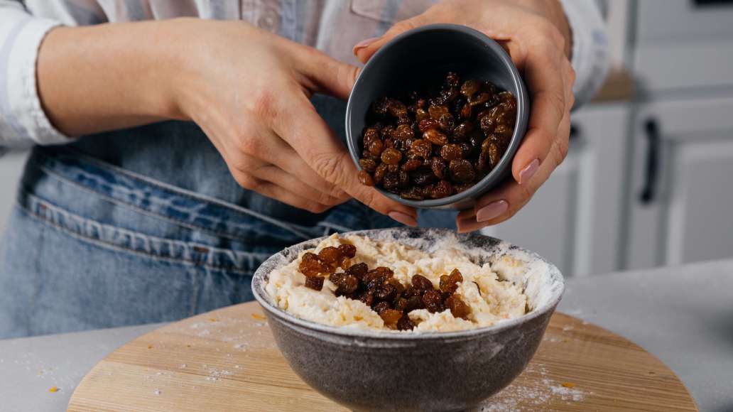 Шаг 2 - Аппетитные сырники с изюмом и апельсиновым ароматом