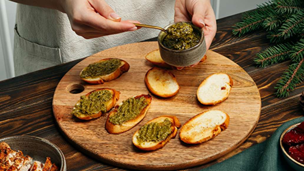 Шаг 4 - Хрустящая брускетта с курицей, вялеными томатами и соусом песто