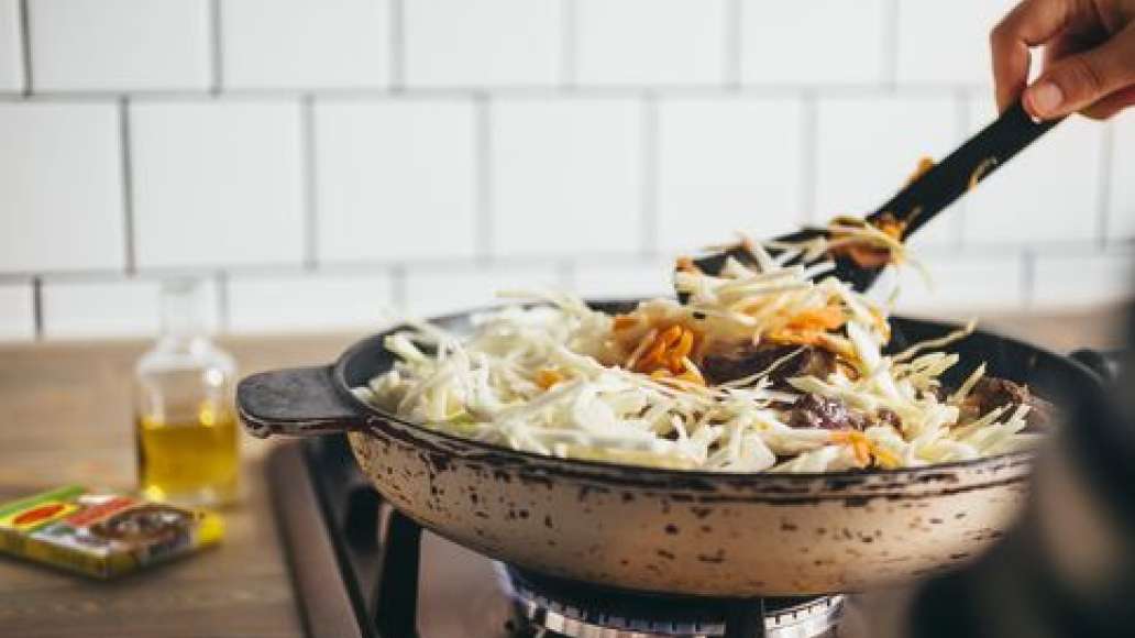 Шаг 3 - Тушеная капуста с мясом