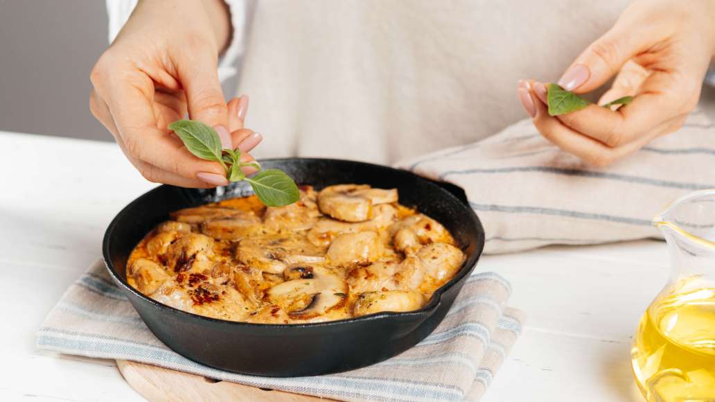 Шаг 4 - Пп-курица, тушенная с луком и шампиньонами на сковороде