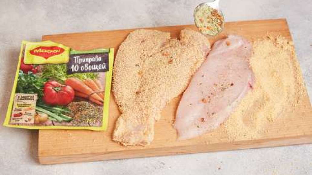 Шаг 2 - Отбивные из курицы в панировочных сухарях