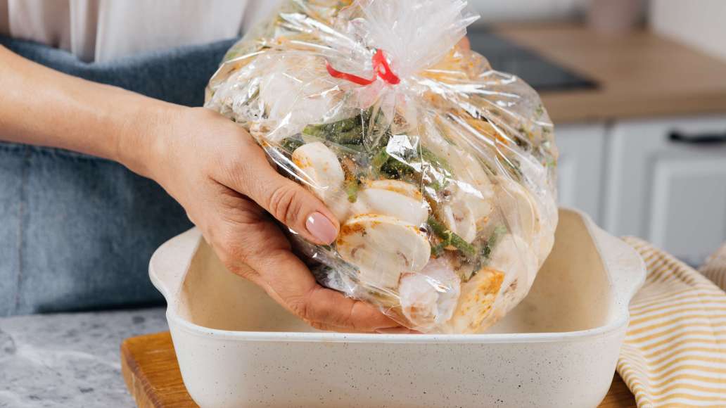 Шаг 5 - Запеченная курица с чесноком, овощами и грибами в сметанном соусе