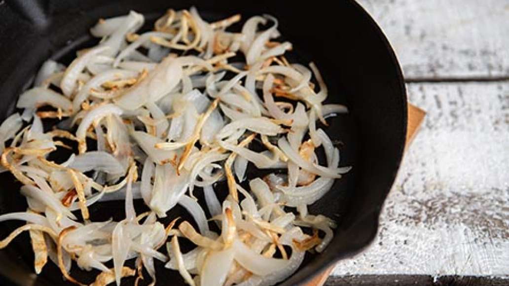 Шаг 2 - Солянка с говядиной и курицей, восточная с болгарским перцем и помидорами и аджикой