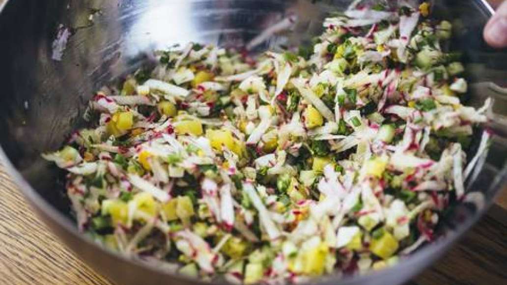 Шаг 4 - Окрошка с куриной грудкой на кефире