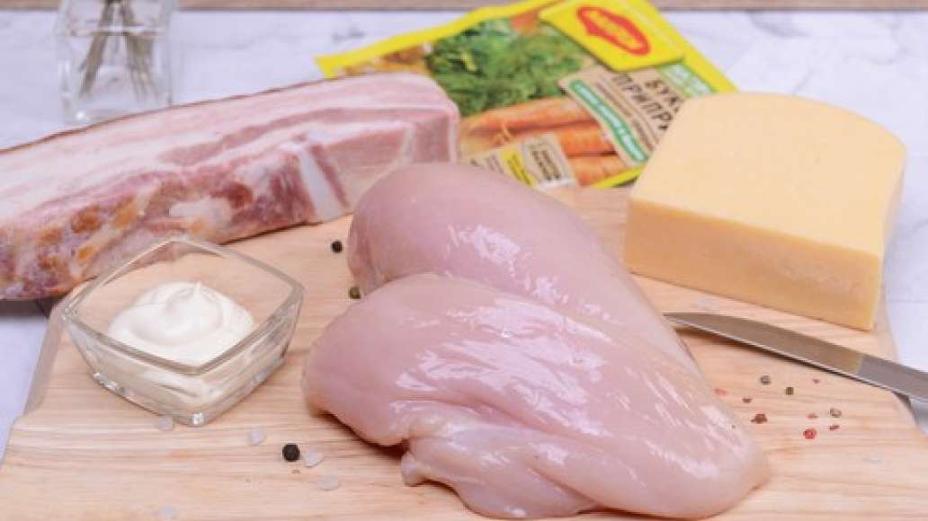Шаг 1 - Куриные рулетики в беконе