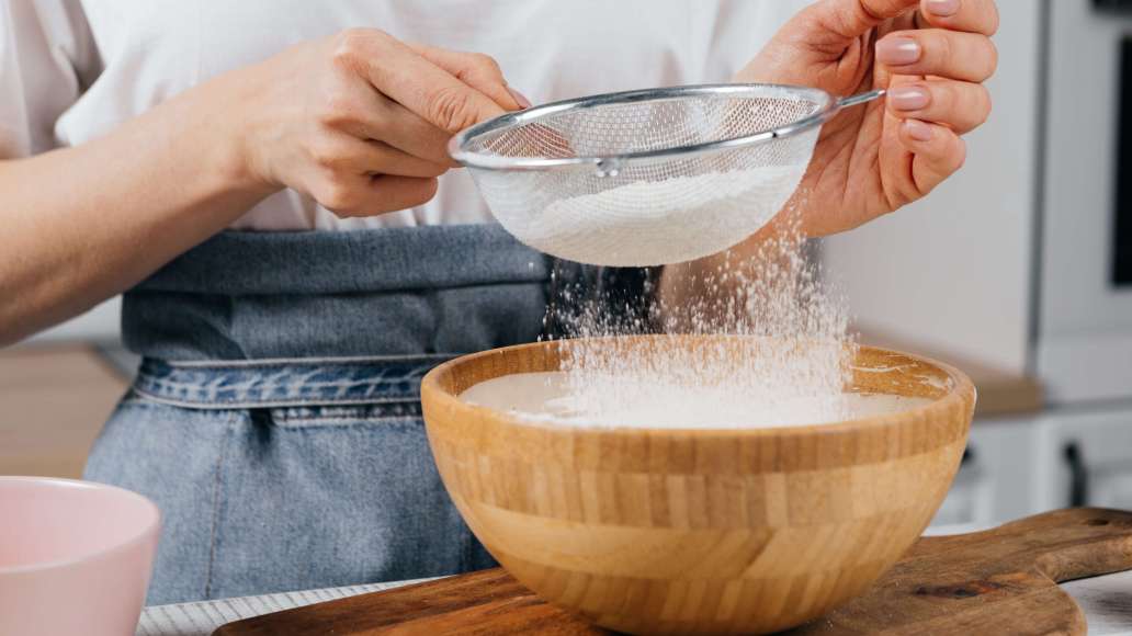 Шаг 3 - Лимонная шарлотка с курагой и бананами
