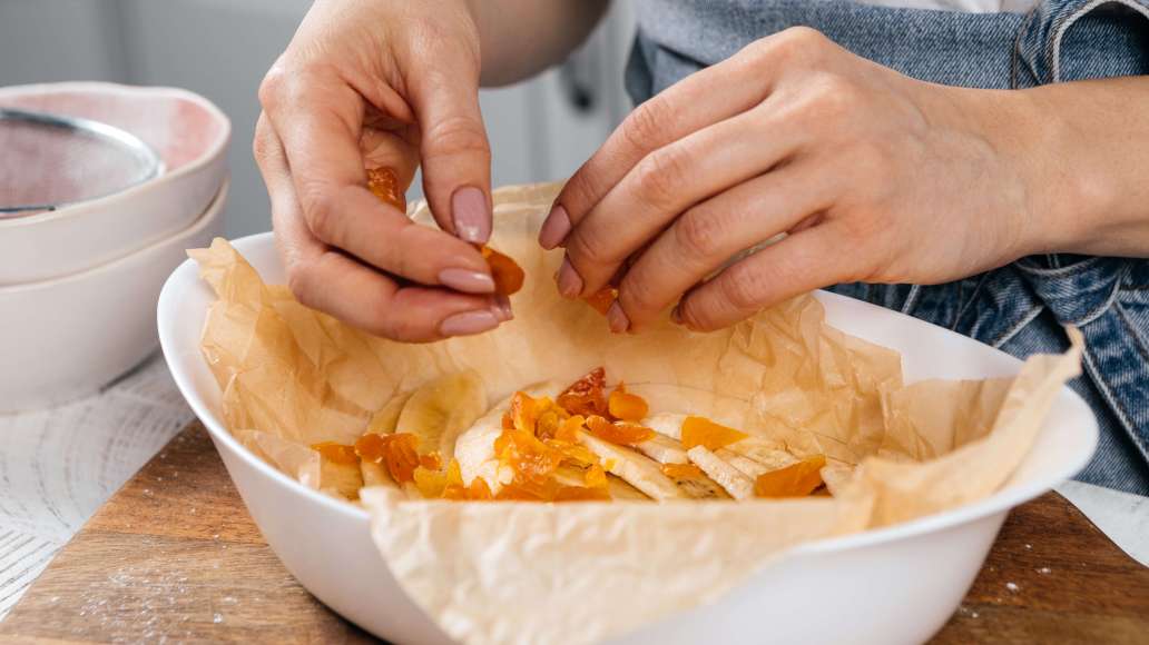 Шаг 4 - Лимонная шарлотка с курагой и бананами