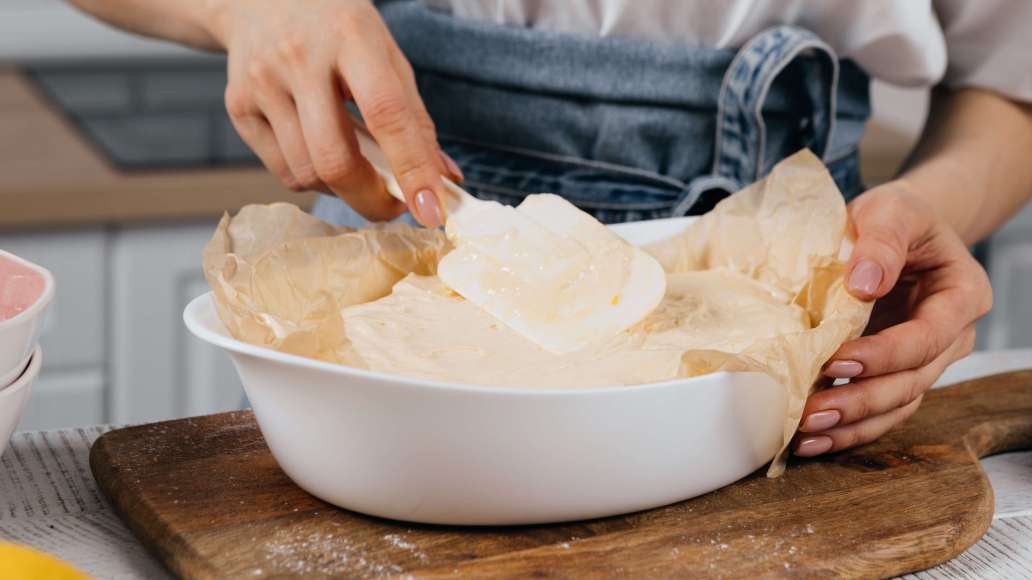 Шаг 5 - Лимонная шарлотка с курагой и бананами