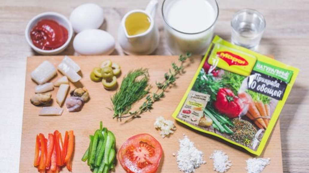 Шаг 1 - Пицца с морепродуктами и оливками и пикантным соусом