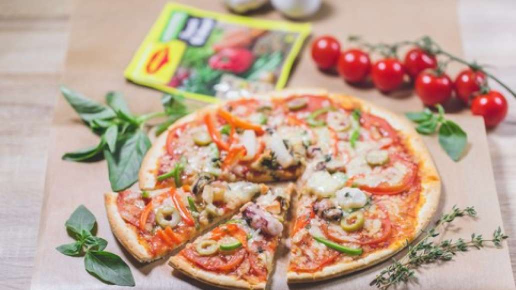 Шаг 5 - Пицца с морепродуктами и оливками и пикантным соусом