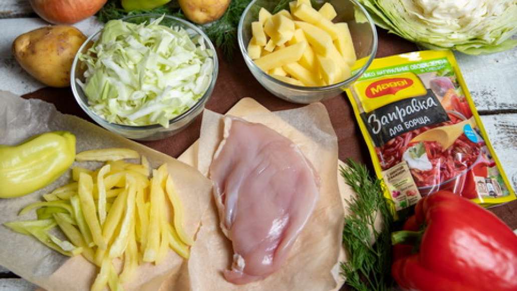 Шаг 1 - Красный борщ с курицей и болгарским перцем