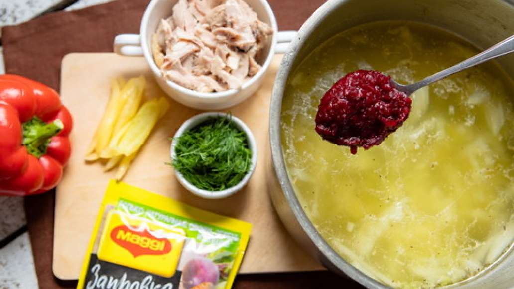 Шаг 2 - Красный борщ с курицей и болгарским перцем