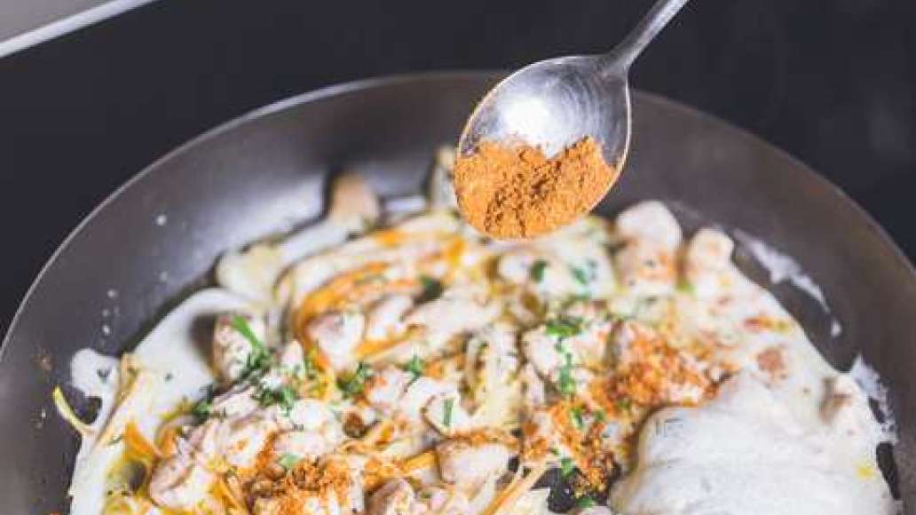 Шаг 2 - Вкусная курица со сливками запеченная с баклажанами