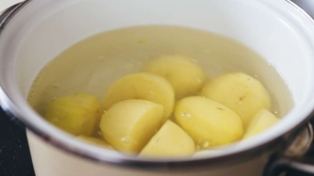 Шаг 1 - Гуляш из курицы с укропным картофельным пюре