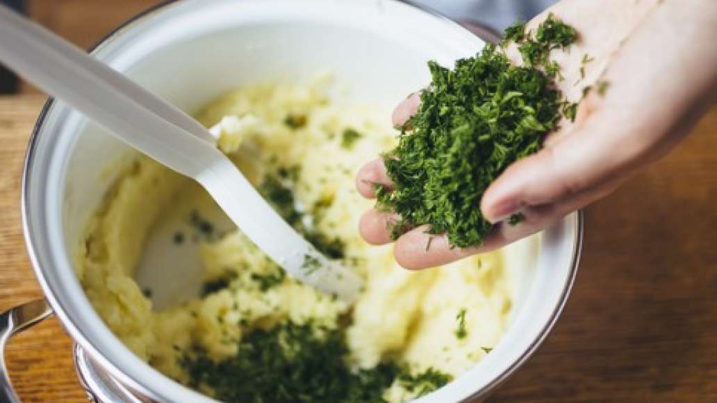Шаг 2 - Гуляш из курицы с укропным картофельным пюре