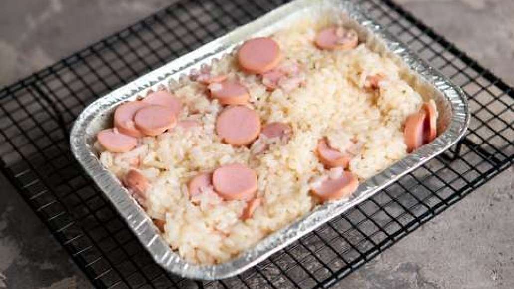 Шаг 3 - Запеканка с сосисками и рисом