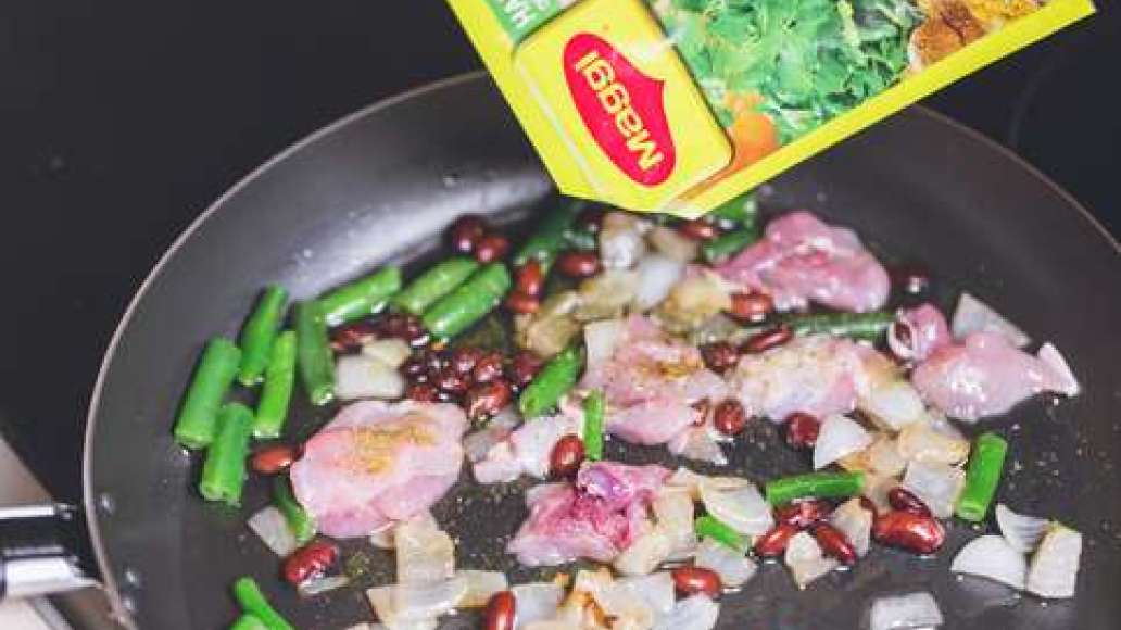 Шаг 2 - Сочная курица в духовке с картофелем и фасолью