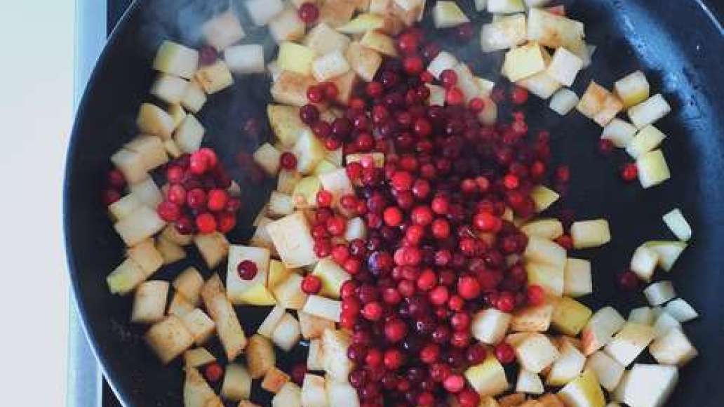 Шаг 3 - Пирожки с яблоком и брусникой