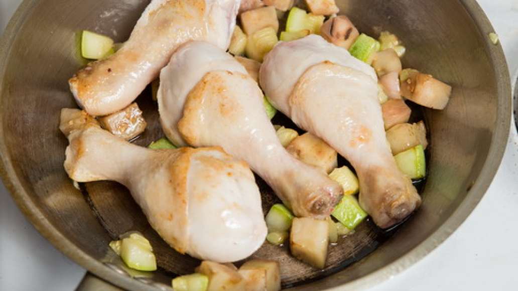 Шаг 2 - Гуляш из куриной голени с подливкой